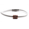 Dettaglio del bracciale in pelle bianca con ciondolo in zircone oro rosa e chiusura magnetica - Bianco/Oro Rosa