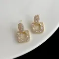 Boucles d'oreilles fleuries plaquées or avec pendentifs carrés et oxydes de zirconium - Zircon Carré Complet