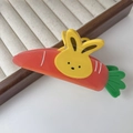 Dettaglio di una molletta per capelli con un simpatico coniglio giallo su una carota - Coniglio Carota / 10.2cm