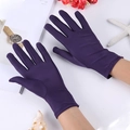 Detail van donkerpaarse spandex etiquette handschoenen met elastische gegolfde manchetten - Eén maat / Donkerpaars