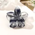 Detail of the gray gradient flower hair claw clip with transparent resin petals - Transparent Black