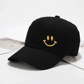Detailopname van de gele smiley borduring op een zwarte katoenen honkbalpetje - Zwart