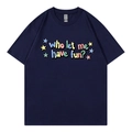 T-shirt bleu foncé avec texte coloré 'Who let me have fun?' et imprimé d'étoiles - XS / Bleu marine