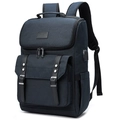 Detailansicht eines dunkelblauen Rucksacks mit schwarzen Lederriemen und USB-Ladeanschluss - Blau