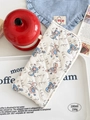 Dettaglio di una borsa trapuntata color crema con stampa cartone e chiusura a cerniera - Motivo Cappuccetto Rosso (SND-0010)