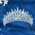 Detailansicht der Brautkrone mit glitzernden Strasssteinen auf dunkelblauem Samthintergrund - Silber Weißer Strass