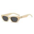 Occhiali da sole retrò cat-eye beige crema con lenti scure e dettagli in metallo argento - Montatura Giallo Gelatina Lenti Grigio Nero