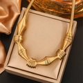Collana a molla in acciaio al titanio dorato su portagioie beige con nastro di seta - Stile Avvolto a Mandrino (E-52) / Oro