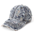 Détail macro d'une casquette en denim vieilli avec des déchirures colorées et textures - Réglable / Denim Bleu-Multicolore