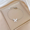 Detailopname van een zilveren vlinderarmband op een luxe sieraden geschenkverpakking - Zilver