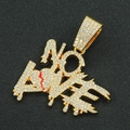 Vue macro du pendentif NO LOVE plaqué or avec diamants et un cœur brisé rouge fissuré - Pendentif Seul NO LOVE / Doré