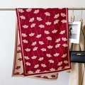 Dettaglio sciarpa in maglia jacquard rossa e beige con foglie di ginkgo e frange - Rosso