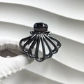 Detalle de una elegante pinza para el cabello negra en forma de abanico con guantes - Negro de Pistola Galvanizado