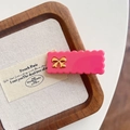 Pince à cheveux rose à bords ondulés avec nœud doré sur plateau à bijoux en bois - Rose Rose 5cm