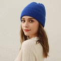Gorro de punto azul para mujer con un diseño de invierno minimalista y textura suave - Azul
