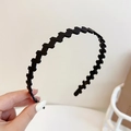 Matte black wavy headband with non-slip teeth for women's daily hair styling - Lattice Style / Black