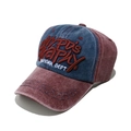 Detalle de gorra de béisbol vintage lavada con bordado 3D y diseño de bloque de color azul y rojo - M (56-58cm) / Azul Marino y Rojo (D)