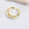 Elegante gouden knoopring met kleine parels op een witte getextureerde achtergrond - Kunstparel Stijl (JZ0460-6)