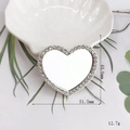 Dettaglio accessorio specchio a cuore con strass e dimensioni 51,5 mm x 44,6 mm - Cuore / Argento