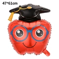 Détail du ballon pomme de graduation avec chapeau et lunettes 47x61cm pour décoration - Pomme de Graduation avec Toque