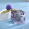 Detalle de llavero de cubo con piedra grabada, flores secas y cascabel dorado - Hebilla de Oro Claro + Botella Cuadrada Grabada + Campana / Púrpura Estar juntos
