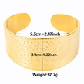 Dimensiones detalladas del brazalete de acero de titanio dorado martillado de 5,5 cm - Dorado