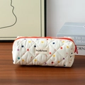 Dettaglio dell'astuccio in cotone trapuntato con pois colorati e cerniera rossa lucida - Pois Colorati