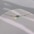 Detail von 18K Gold Herzanhänger und grüner Türkisperle auf Vintage Halskette - Herz