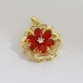 Détail d'un pendentif fleur avec des pierres rouges en poire et plaqué or 18 carats - 11-Fleur de Gemme Rouge