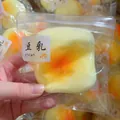 Juguete fluido de leche de soja en amarillo y blanco con una textura suave y real - Leche de Soja Fluida