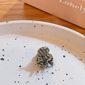 Mini checkered hair claw in black and beige on a polka dot plate decorative accessory - Black Beige Grid