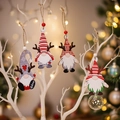 4er-Set Weihnachts-Zwerge aus Holz mit Geweih am Weihnachtsbaum mit warmen Bokeh-Lichtern - Set mit 4 Stilen (Q-J58)
