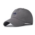 Détail de la casquette de baseball en coton gris avec broderie de lettres ab de qualité - Gris (Broderie ab)