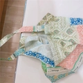 Bovenaanzicht van de katoenen draagtas met kleurrijke vintage bloemenpatronen - Bloemen Patchwork
