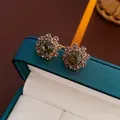 Französische Vintage Blumen-Ohrstecker mit olivgrünen Kristallen und Diamantenbesatz - Silberstift-Vintage Grün
