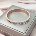 Bracciale rigido placcato oro rosa 18K con maglie intrecciate e micro pavé di cristalli - Oro rosa