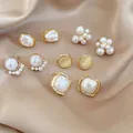Detalle de 5 pares de pendientes vintage bañados en oro con perlas y strass brillantes - 2# Set de Perlas Francesas de Lujo (5 Pares)