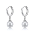 Detail van S925 zilveren oorringen met elegant hangende witte parelhanger accenten - Zilver (Witte Parel 8mm)