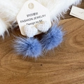 Détail de boucles d'oreilles cœur en tweed avec pompons en fausse fourrure bleue - Cœur Blanc Boule de Poils Bleue Style Court