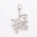 Pendentif branche argentée avec accents de feuilles et pierres de zircone pavées - Style M / Or blanc
