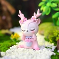 Figurine de cerf en résine rose assise avec cornes de cerisier et fleurs - Cerf aux fleurs roses