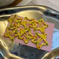 Set di sei fermagli BB gialli a forma di stella con pois colorati su cartoncino rosa - Fermaglio BB a Stella / Pezzo Singolo / Giallo a Pois