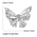 Vue détaillée de la broche papillon en émail avec strass et spécifications de taille - Argenté