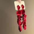 Dettaglio di orecchini lunghi con petali di rosa rosso opaco e trama effetto velluto - 8# Ago in Acciaio - Rosso