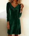 Gros plan sur une robe élégante en velours vert émeraude avec col bénitier chic - Vert