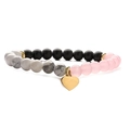Pulsera de cuentas de ágata y cuarzo rosa con colgante de corazón dorado sobre blanco - Cuarzo Rosa + Negro Mate + Turquesa Blanca