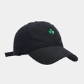 Detalle del bordado de trébol verde y textura de algodón en la gorra de béisbol negra - Negro