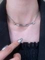 Collar minimalista de metal líquido plateado con colgante de rama orgánica - Estilo de Metal Líquido Aerodinámico de Acero Inoxidable (Bañado en Oro Blanco, Barra Larga 4980)