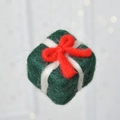 Ornement cadeau de Noël en laine feutrée verte fait main avec un nœud rouge et fil - Boîte Cadeau / Vert