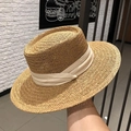 Dettaglio del cappello di paglia a cima piatta con nastro decorativo a pieghe crema - Cappello Kaki Con Fascia Beige